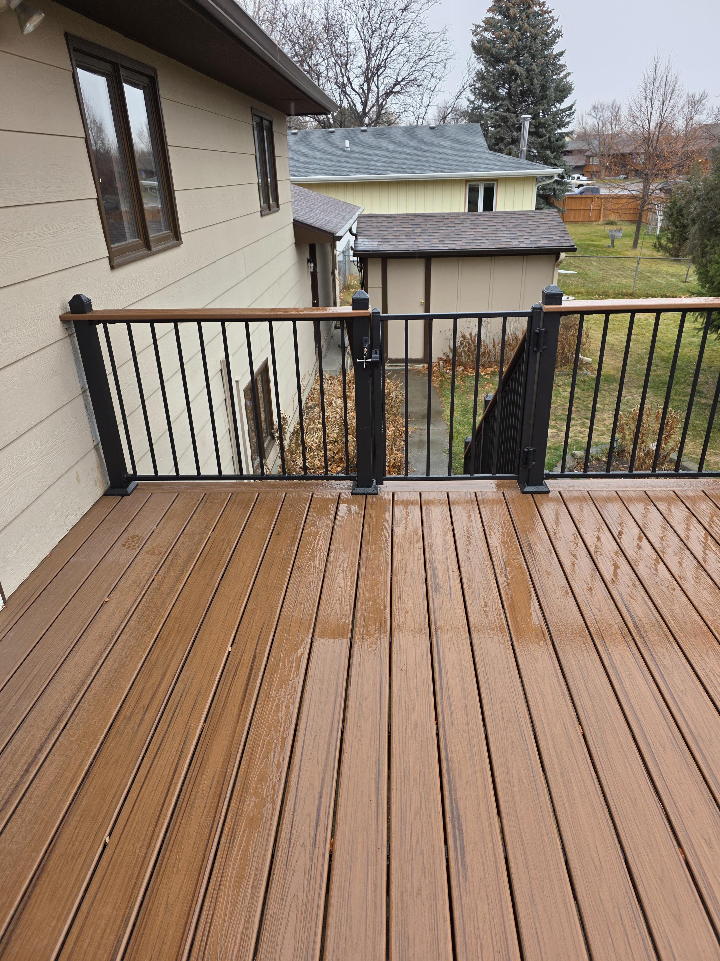 Composite deck with horizontal metal railings